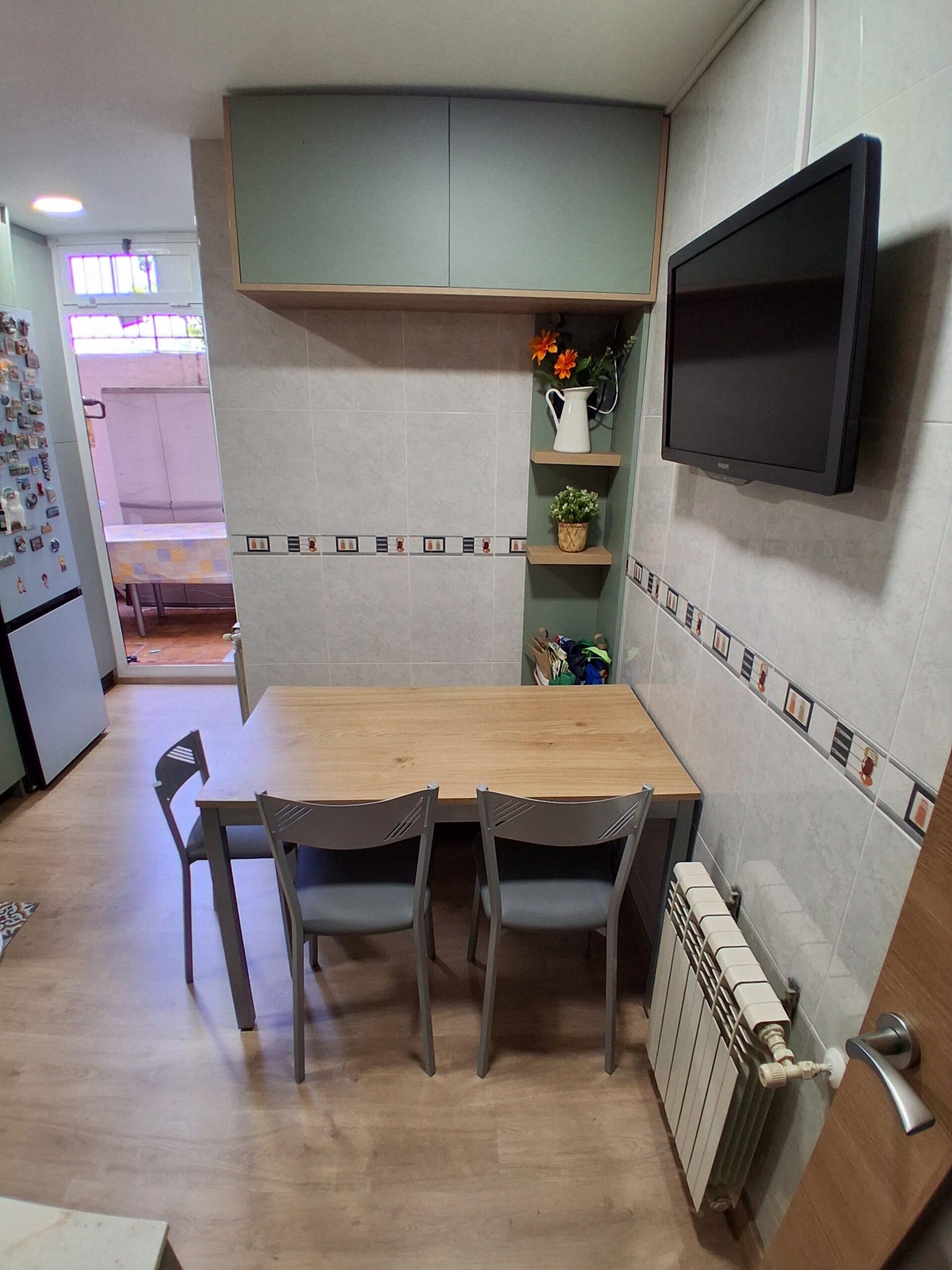 Detalle de interiores de armarios y herrajes de alta gama para cocinas